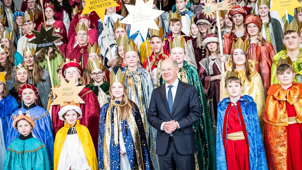 Bundeskanzler Olaf Scholz mit Sternsingern.