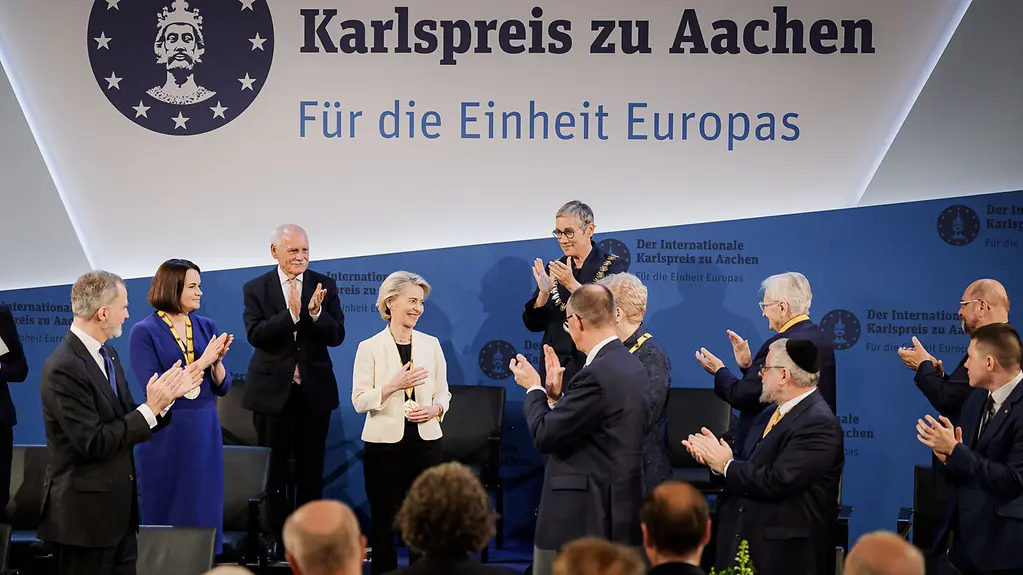 The photo shows the President of the European Commission, Ursula von der Leyen, receiving the International Charlemagne Prize of Aachen.