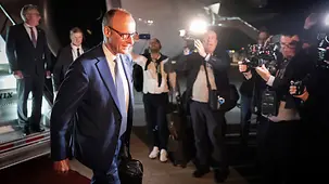 Le chancelier fédéral Friedrich Merz à son arrivée à l’aéroport