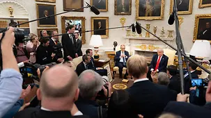 Le chancelier fédéral Friedrich Merz assis auprès du président américain Donald Trump devant des journalistes dans le bureau Ovale de la Maison Blanche