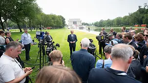 Le chancelier fédéral Friedrich Merz lors d’une déclaration de presse devant des journalistes sur une pelouse