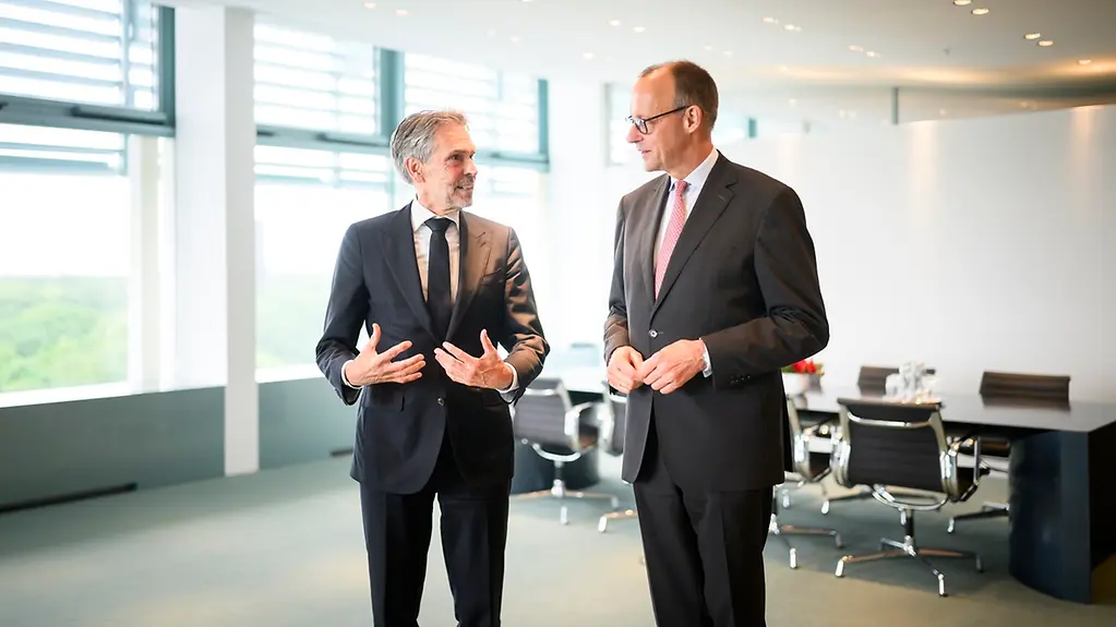 Merz und Schroof schauen sich ins Gesicht im Wohnzimmer des Bundeskanzleramts.