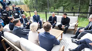 Die Staats- und Regierungschefinnen und -chefs der G7 im Gespräch mit Präsident Selenskyj.