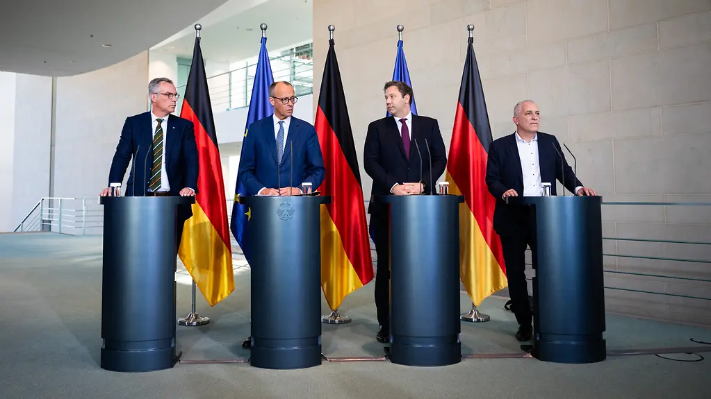 Bundeskanzlers Merz, Bundesminister Klingbeil, der Präsident der Wirtschaftsvereinigung Stahl, Groebler, und der 2. Vorsitzende der IG Metall, Jürgen Kerner an Rednerpulten im Kanzleramt.