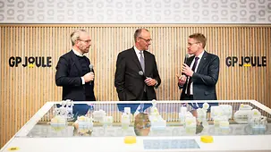Das Foto zeigt Bundeskanzler Friedrich Merz beim Besuch der Firma GP Joule, anlässlich seines Antrittsbesuch in Schleswig-Holstein.
