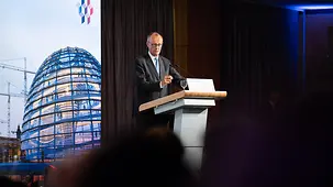 Das Foto zeigt Bundeskanzler Friedrich Merz bei einer Rede beim Tag des Baugewerbes,