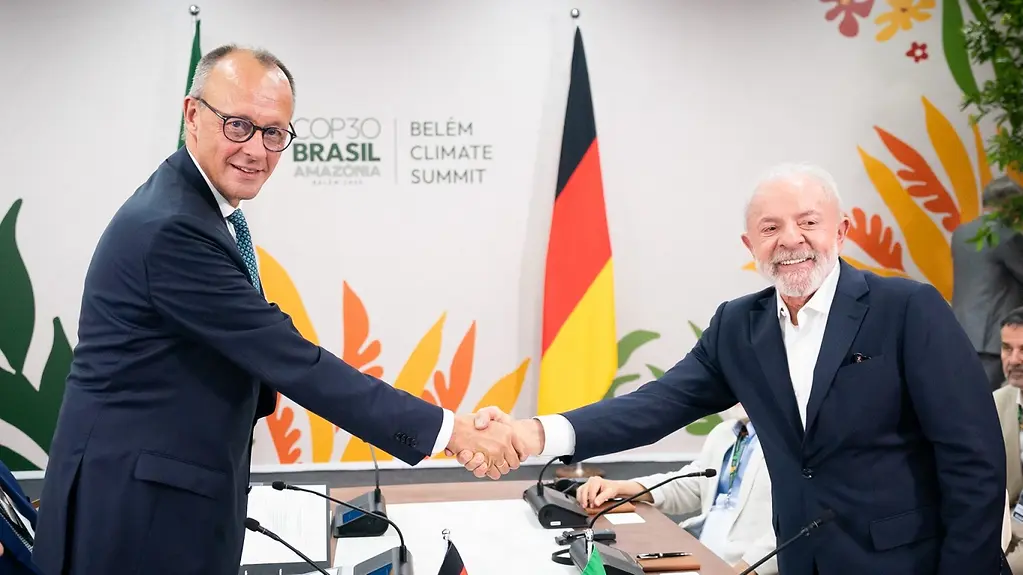 Bundeskanzler Merz und der brasilianische Präsident Lula da Silva reichen sich die Hände.