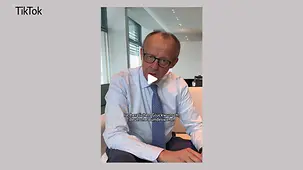 Das Bildschirmfoto zeigt Bundeskanzler Merz in seinem Büro im Bundeskanzleramt.