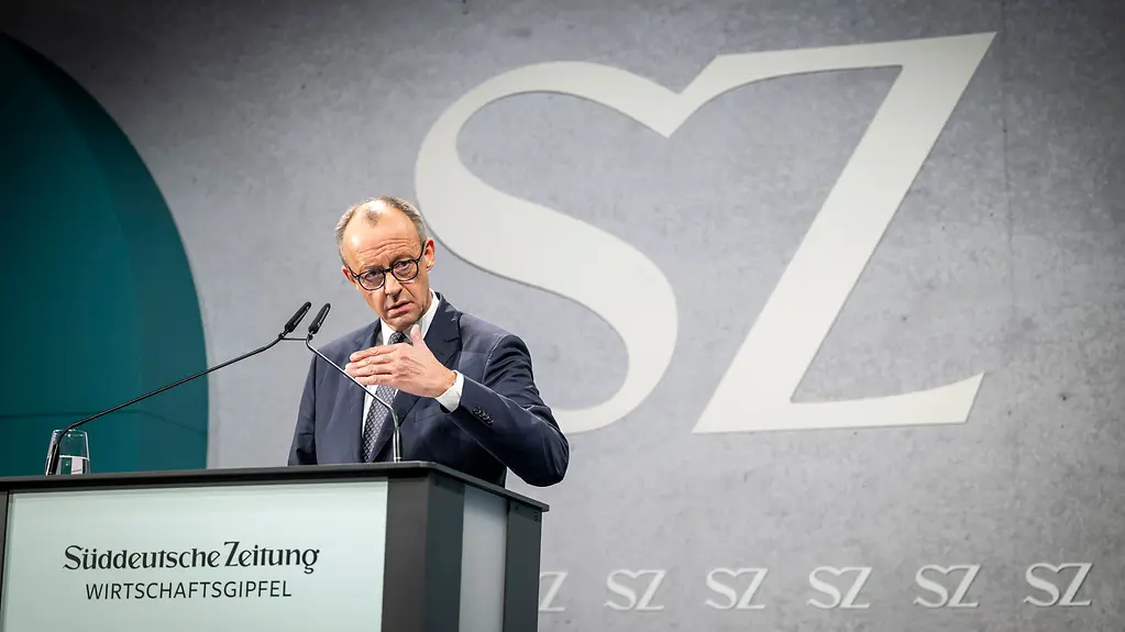 Bundeskanzler Friedrich Merz bei seiner Rede auf dem Wirtschaftsgipfel der Süddeutschen Zeitung.