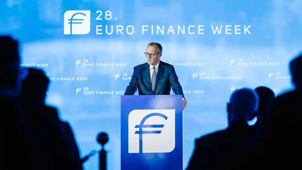 Auf dem Foto zu sehen ist Bundeskanzler Friedrich Merz während seiner Rede bei der Eröffnung der Euro Finance Week.