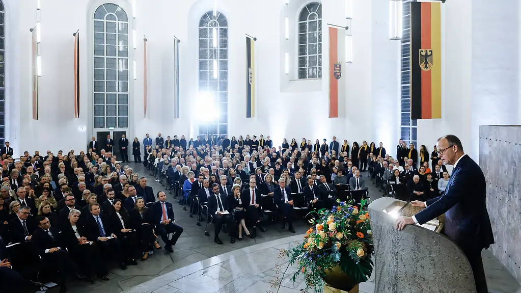 Auf dem Foto zu sehen ist Bundeskanzler Friedrich Merz während seiner Rede bei der Gedenkfeier für Friedrich von Metzler. 