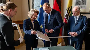 Das Foto zeigt Bundeskanzler Friedrich Merz beim Antrittsbesuch in Sachsen-Anhalt.