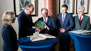 Das Foto zeigt Bundeskanzler Friedrich Merz beim Antrittsbesuch in Sachsen-Anhalt.