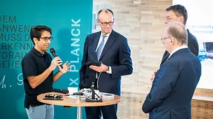 Das Foto zeigt Bundeskanzler Friedrich Merz beim Antrittsbesuch in Sachsen-Anhalt.