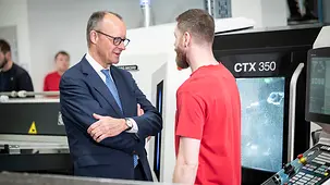 Das Foto zeigt Bundeskanzler Friedrich Merz beim Antrittsbesuch in Sachsen-Anhalt.