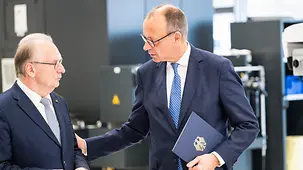 Das Foto zeigt Bundeskanzler Friedrich Merz beim Antrittsbesuch in Sachsen-Anhalt.