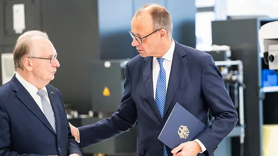 Das Foto zeigt Bundeskanzler Friedrich Merz beim Antrittsbesuch in Sachsen-Anhalt.