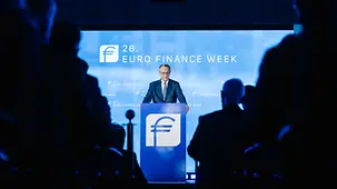 Das Foto zeigt Bundeskanzler Friedrich Merz spricht bei der Konferenz Euro Finance Week.