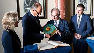 Das Foto zeigt Bundeskanzler Friedrich Merz beim Antrittsbesuch in Halle.