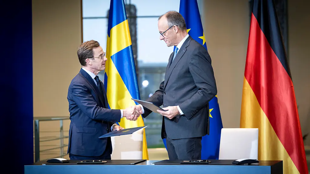 Auf dem Foto zu sehen sind Bundeskanzler Friedrich Merz und Schwedens Ministerpräsident Ulf Kristersson bei der Unterzeichnung der "Deutsch-Schwedischen Innovationspartnerschaft" im Bundeskanzleramt. 
