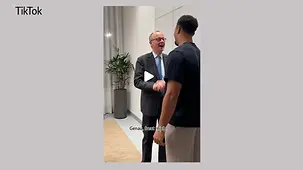 Bundeskanzler Merz und Zehnkämpfer Leo Neugebauer