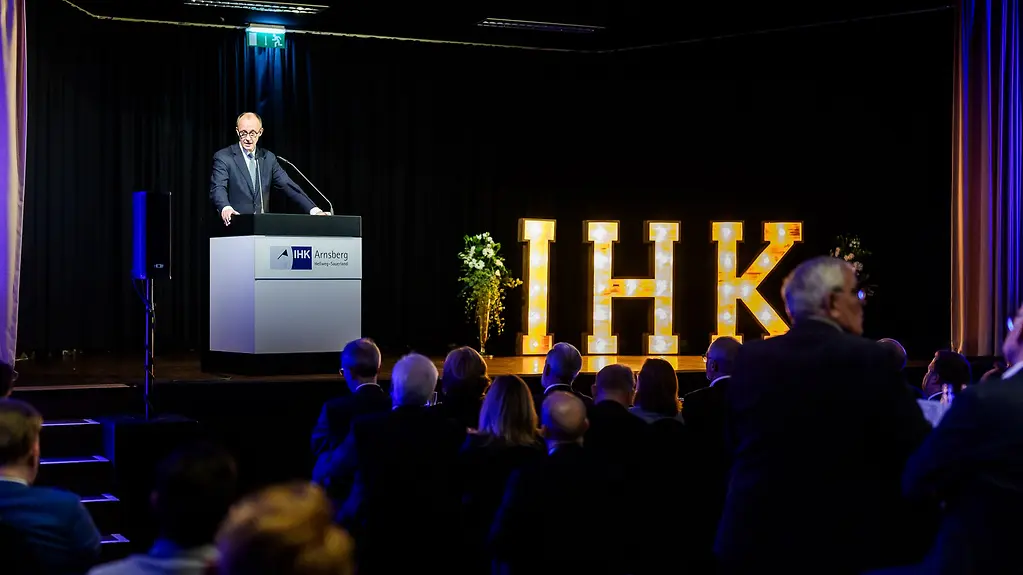 Bundeskanzler Merz am Rednerpult beim Jahresempfang der IHK Arnsberg.