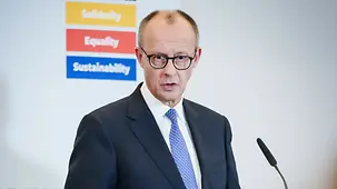 Das Foto zeigt Bundeskanzler Friedrich Merz beim G20-Gipfel neben Lars Klingbeil, Bundesminister der Finanzen, bei einer Pressekonferenz.