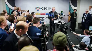 The photo shows Federal Chancellor Friedrich Merz during a press statement at the G20 summit.