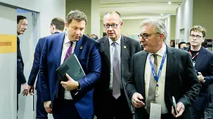 The photo shows Federal Chancellor Friedrich Merz with Lars Klingbeil, Federal Minister of Finance.