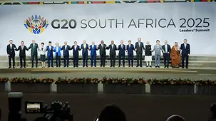 The photo shows Federal Chancellor Friedrich Merz at the family photo session during the G20 summit.