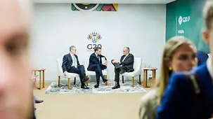 The photo shows Federal Chancellor Friedrich Merz at the G20 summit with Emmanuel Macron, President of France and Keir Starmer, Prime Minister of the United Kingdom.