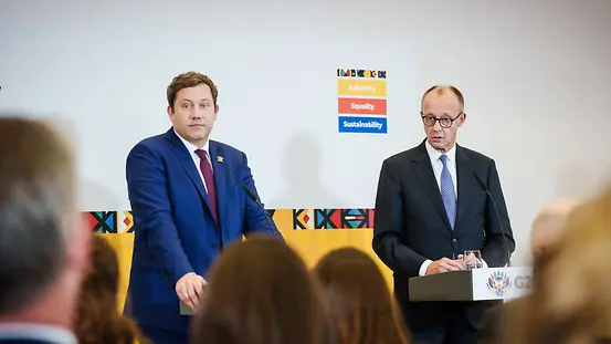 The photo shows Chancellor Merz and Federal Minister of Finance Klingbeil at the press conference at the G20 summit in Johannesburg.