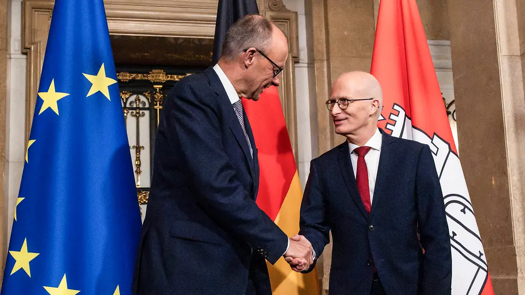 Bundeskanzler Merz und Peter Tschentscher, Erster Bürgermeister der Freien und Hansestadt Hamburg, im Hamburger Rathaus.