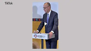 Bundeskanzler am Redepult. 