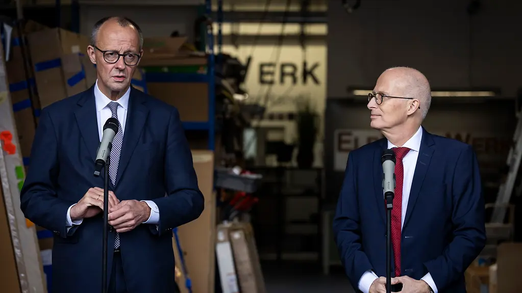 Bundeskanzler Friedrich Merz und Peter Tschentscher, Erster Bürgermeister der Freien und Hansestadt Hamburg, beim Pressestatement nach dem Rundgang durch die Meistermeile