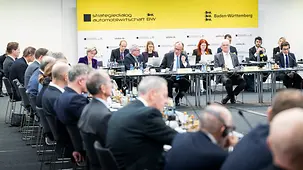 Das Foto zeigt Bundeskanzler Friedrich Merz beim Strategiedialog Automobilwirtschaft.