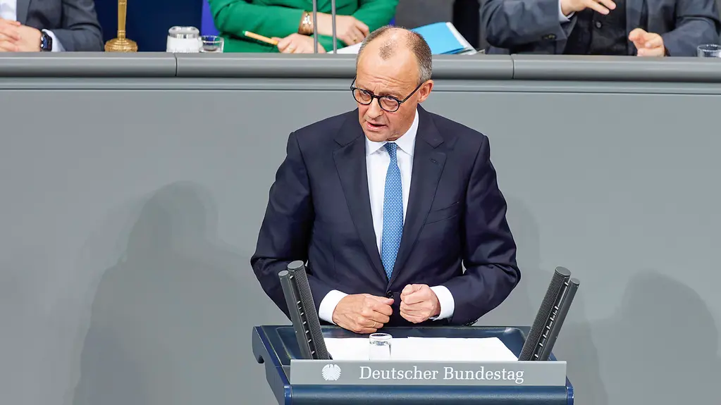 The photo shows Federal Chancellor Friedrich Merz at the lectern in the Bundestag.