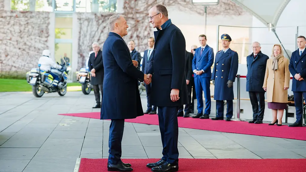 Bundeskanzler Merz empfängt Donald Tusk im Bundeskanzleramt.