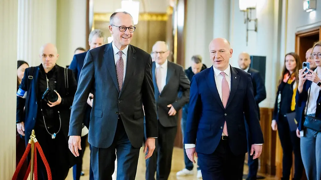 Bundeskanzler Merz und Bürgermeister Wegner im Roten Rathaus.