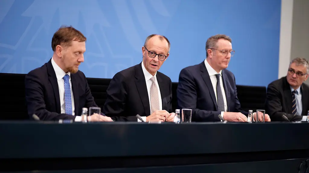 Bundeskanzler Merz, Ministerpräsident Schweitzer und Ministerpräsident Kretschmer