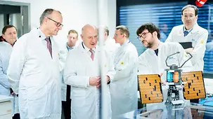 Das Foto zeigt Bundeskanzler Friedrich Merz und Kai Wegner, Berlins Regierender Bürgermeister, bei Berlin Space Technologies.