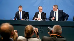 Das Foto zeigt Bundeskanzler Friedrich Merz zu Beginn der Ministerpräsidentenkonferenz.