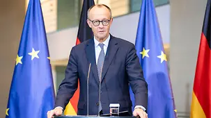 Das Foto zeigt Bundeskanzler Friedrich Merz bei einem Pressestatement.