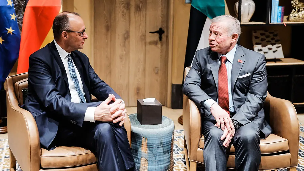Bundeskanzler Merz und Jordaniens König Abdullah II. im Gespräch.
