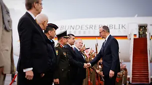 Bundeskanzler Merz bei der Ankunft am Flughafen in Jordanien.
