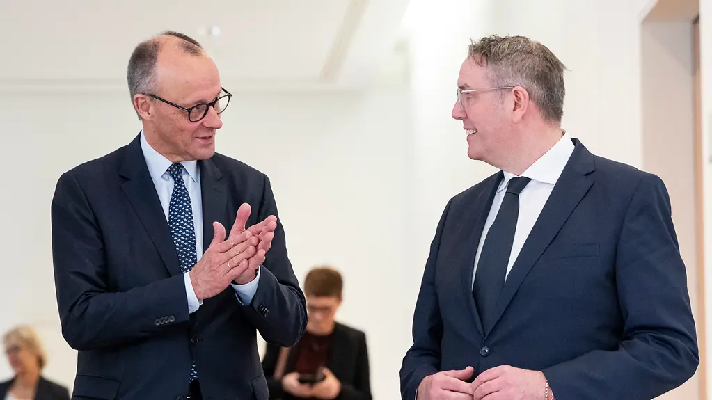 Bundeskanzler Merz und Ministerpräsident Schweitzer im Gespräch.
