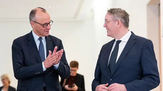 Bundeskanzler Merz und Ministerpräsident Schweitzer im Gespräch.
