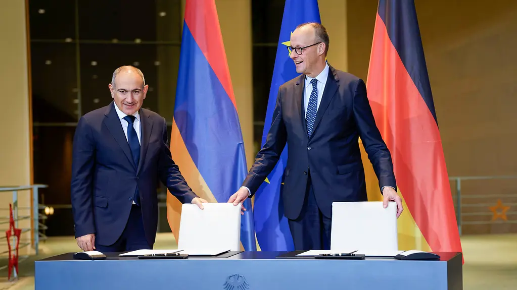 Bundekanzler Merz und Armeniens Präsident Paschinjan am Rande einer Unterzeichnung.