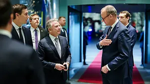 Das Foto zeigt Bundeskanzler Friedrich Merz mit Steve Witkoff im Bundeskanzleramt.
