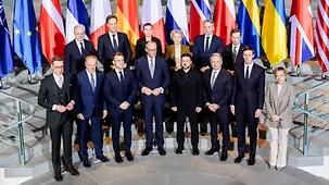 Das Foto zeigt Bundeskanzler Friedrich Merz beim Familienfoto zum Ukraine-Treffen.